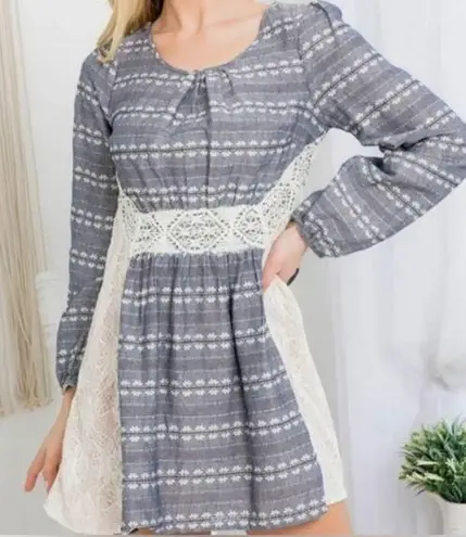 Ryu NWT Floral Grey and White Long Sleeved Laced Mini Dress