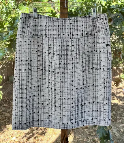 Tahari White And Black Boucle Tweed Mini Skirt Size 10. NEW