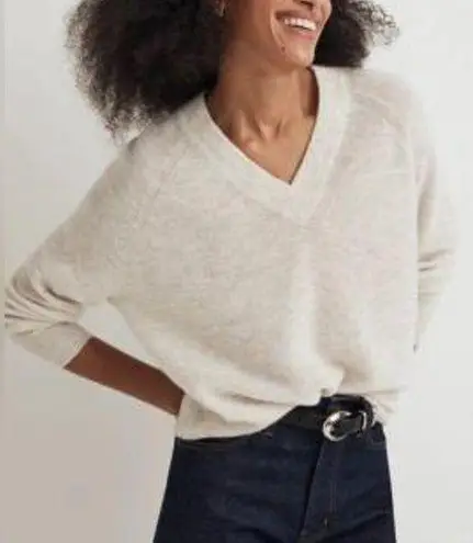VERO MODA ASOS V-Neck Fuzzy Sweater Oatmeal Women’s Medium Preppy Classic Soft