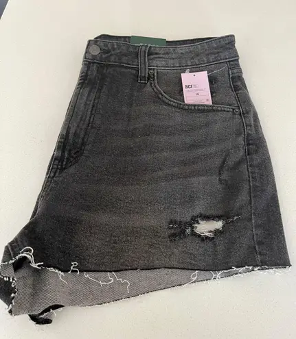 Wild Fable Black Wash High Rise Mom Cut Off Denim Shorts Size 16 NWT