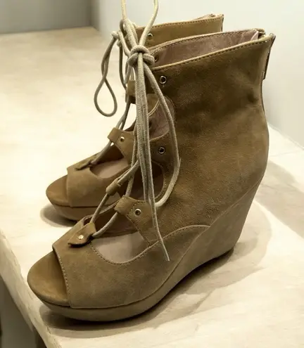 J/SLIDES Tan Caged Lace‎ Up Platform Wedges Size 6 Suede Microfiber. Summer Tan - Image 1