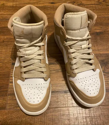 Air Jordans 1 mid “tan gum”