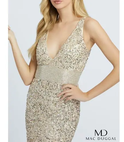 Mac Duggal Sequined Sleeveless V Neck Column Gown in Nude Gold Size US 2