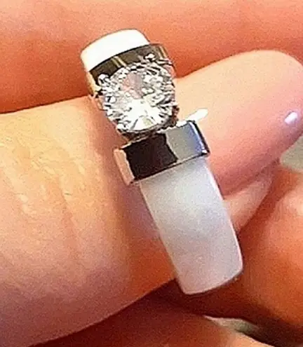 Boutique NEW Women’s 1Ct‎ Solitaire Synthetic Diamond White & Silver Ceramic Ring Size 7