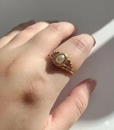 Size 8 Victorian pearl gold ring size 8 with engraving details