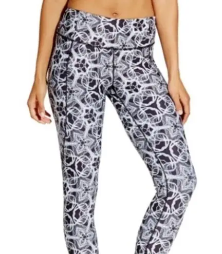 Calia by Carrie Underwood Essential Geo Printed Tight Fit Capri Leggings Black Size M