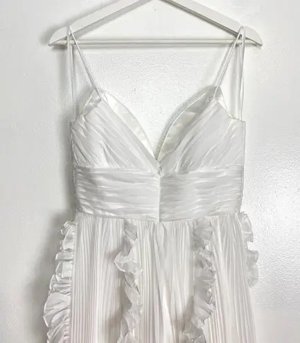 Mac Duggal Pleated Sleeveless Flowy Gown in White Size US 4