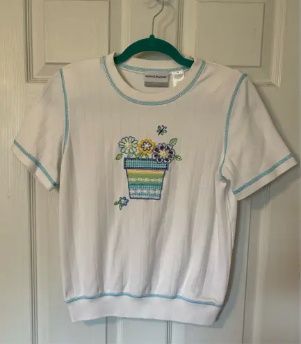 Alfred Dunner Petite Vintage Alfred Dunner Top with Embroidered Flower Pot