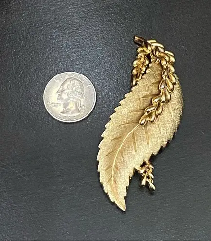 Trifari Vintage 50’s Crown Brushed Gold Tone Gold-plated Textured Leaf Brooch