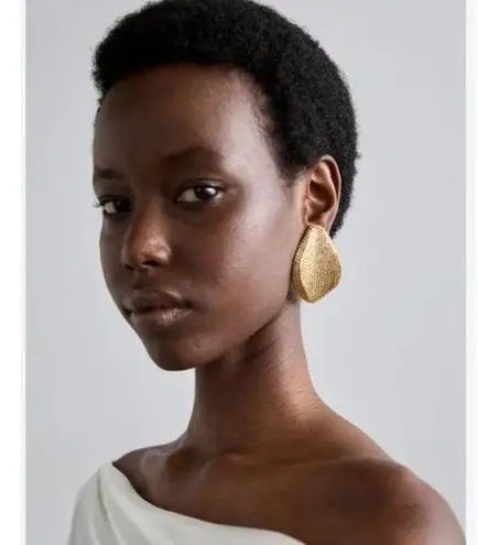 Cult Gaia NWT Erin Earrings in Sand Dollar