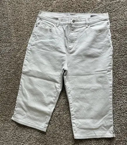 Gloria Vanderbilt Women’s off white/cream like Capri pants