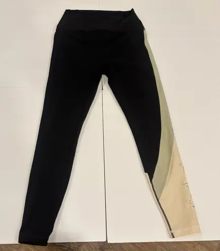 Peloton Cadent High-Rise Colorblock Leggings – Black Beige Green Star Print – M
