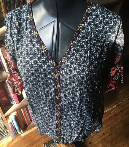 Suzanne Betro Weekend L Scandinavian v-neck blue and red blouse