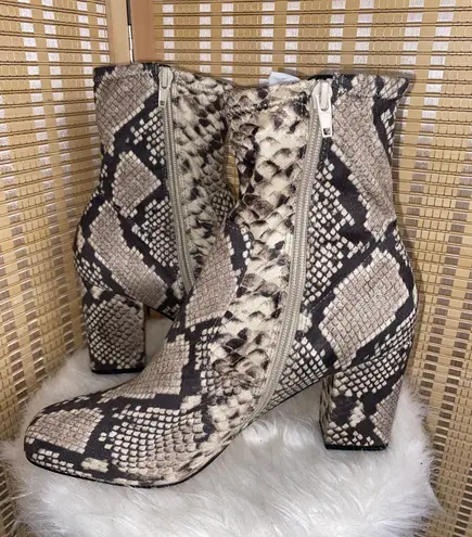 Steve Madden Evana Snakeskin Reptile Print Black White Heeled Boots