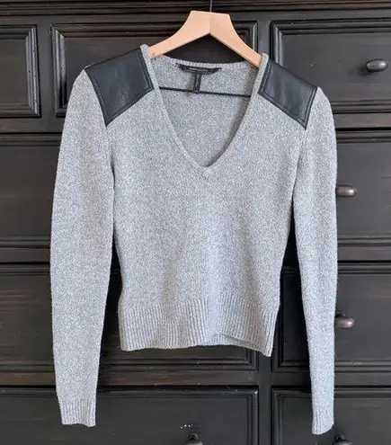 BCBGMAXAZRIA Women’s Size XS Gray & Black‎ V-Neck Sweater