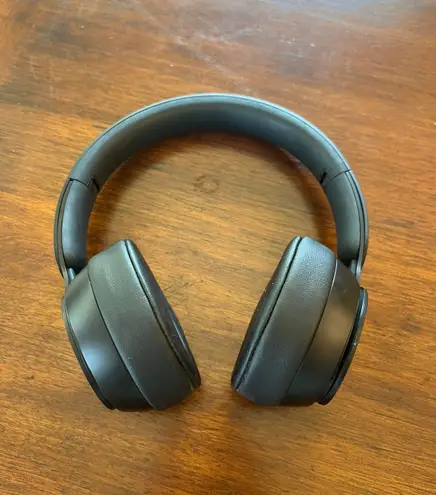 Beats by Dre . Solo Pro Wireless Headphones