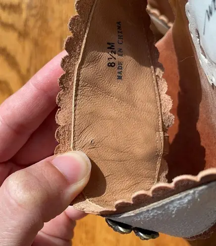 RARE Beverly Feldman Kitten Heel Toe Loop Sandals Size 8.5