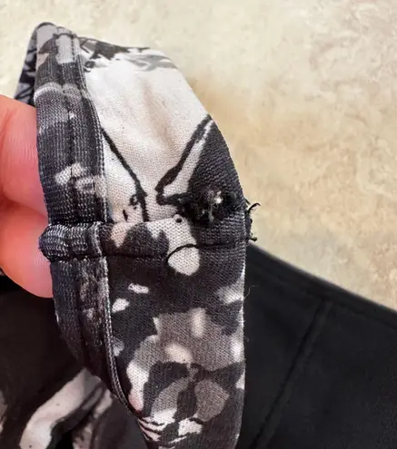 Mondetta Abstract Criss Cross Back Sports Bra in Black/Gray/White - XS/SMALL