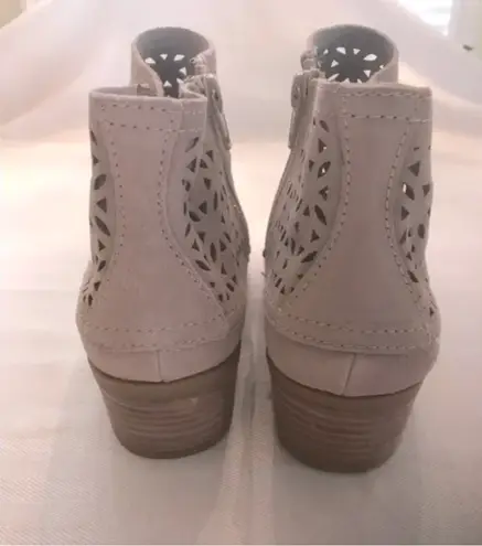 Baretraps NIB  Taupe Garin Suede Ankle Booties with Laser Cutout Design