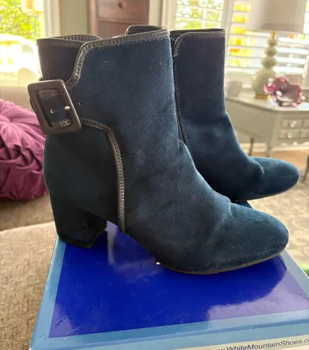 White Mountain size 9 blue suede boots