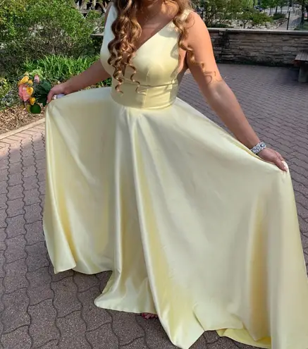 Pretty Yellow Prom/Homecoming Dress Size 12