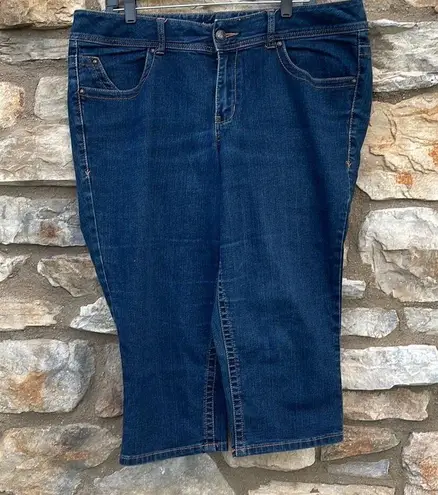 Lane Bryant  dark wash capri jeans size 18