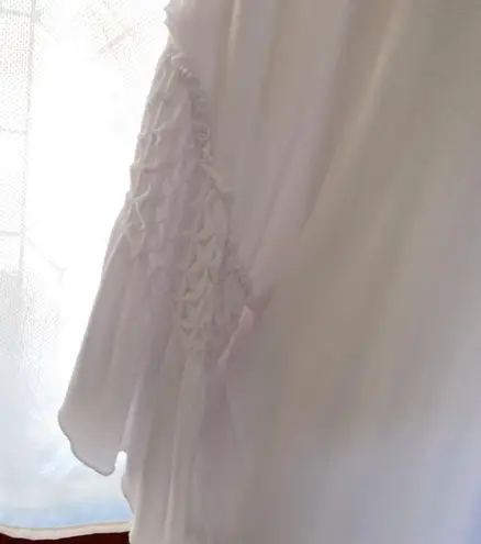 Chelsea &Theodore White Short sleeve Top with. Sleeves Size M