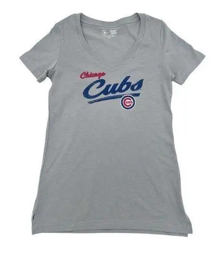 Campus Lifestyle MLB Chicago Cubs Women's Short Sleeve V-Neck T-Shirt in Gray, Large