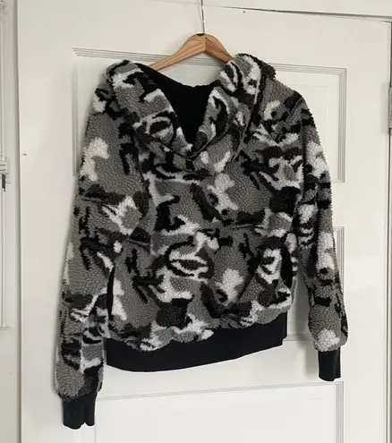 Strut this Black Camo Sherpa Abby Jacket