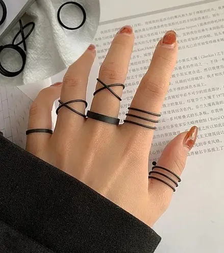 Boutique NEW Black Midi Knuckle Interchangeableā Ring Set