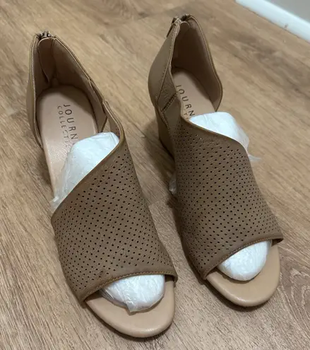 JOURNEY COLLECTION | Women's Aretha Cutout Perforated Ankle Zip Wedge Sandals Tan Size 9.5
