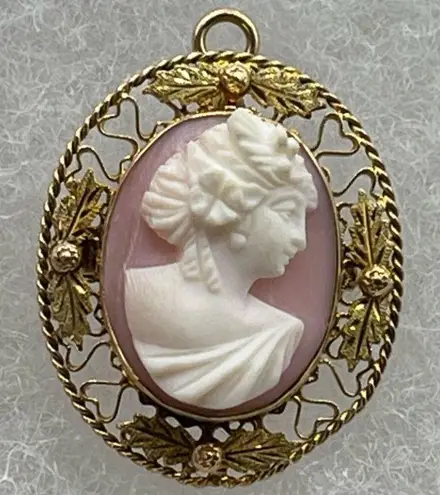 Victorian cameo brooch 10K gold left facing