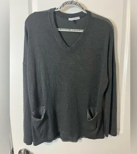 Tempo Paris Italy Women’s V-neck Clear Sequin Back Gray Fuzzy Sweater Pocket Sm