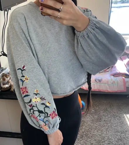 a.n.a  Gray Cropped Floral Embroidered Puff Sleeve Sweater