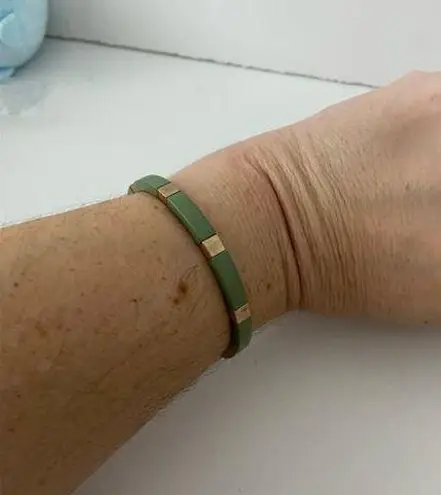 Boutique Green and gold metal bracelet stretchy