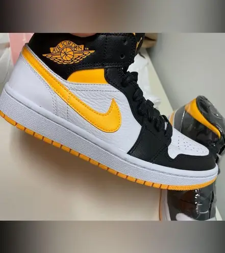 Nike  Women’s Air Jordan 1 Mid Laser Orange/Black - Brand New 7.5 (W)