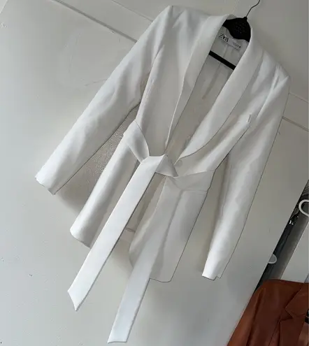 ZARA NWOT  White Belted Tuxedo Blazer. Size Small