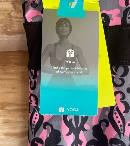 Tek Gear  mock wrap shelf bra floral Yoga top Medium. New!!