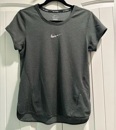 Nike EUC  Dri-Fit Running T-shirt Size M Gray/Black