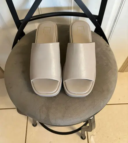 Shu Shop NWOB Size 9 Sandals