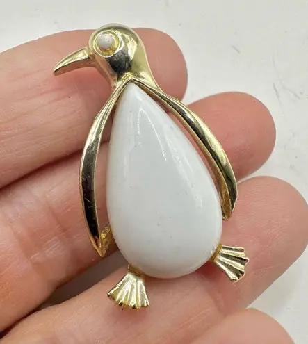 Gerrys vintage white and gold penguin brooch Gold