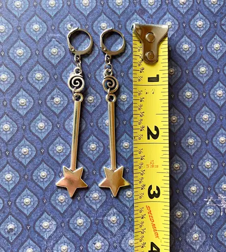 Handmade y2k Kawaii funky grunge style shooting stars & swirl charms stainless steel dangle earrings 🎲🖤