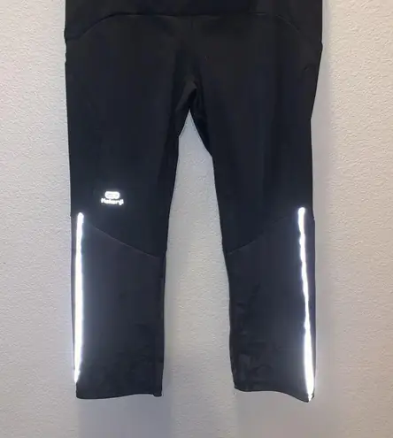 Decathlon black trail running cropped butterfly print athletic leggings Size M