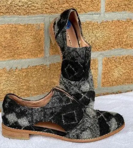 All black the label shoes size 6.5 Gray