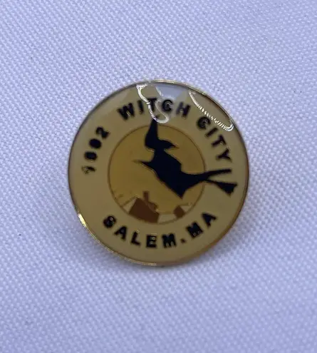 Witch City Travel Souvenir Lapel Pin Salem Massachusetts Bag 338