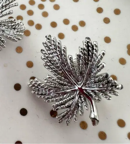 Sarah Coventry Silver Toned Maple Leaf Vintage Clip On Earrings Signed Detailed