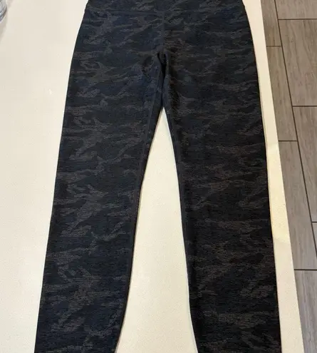 Vuori Heather Charcoal Gray Athletic -High Waisted Soft leggings Camo size Small