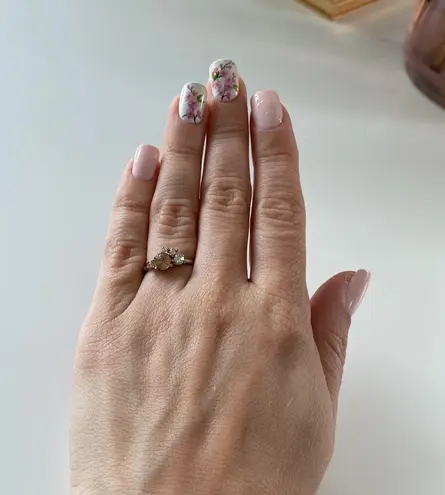 Midi ring about a size 4 Pink