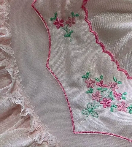 Vintage 70s Cottagecore Pastel Pink Nightgown. S/M. Embroidered Floral Grandma Size M