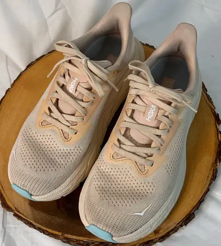 Hoka Arahi 7 running shoes Frost/Rose Gold Women’s Size 7